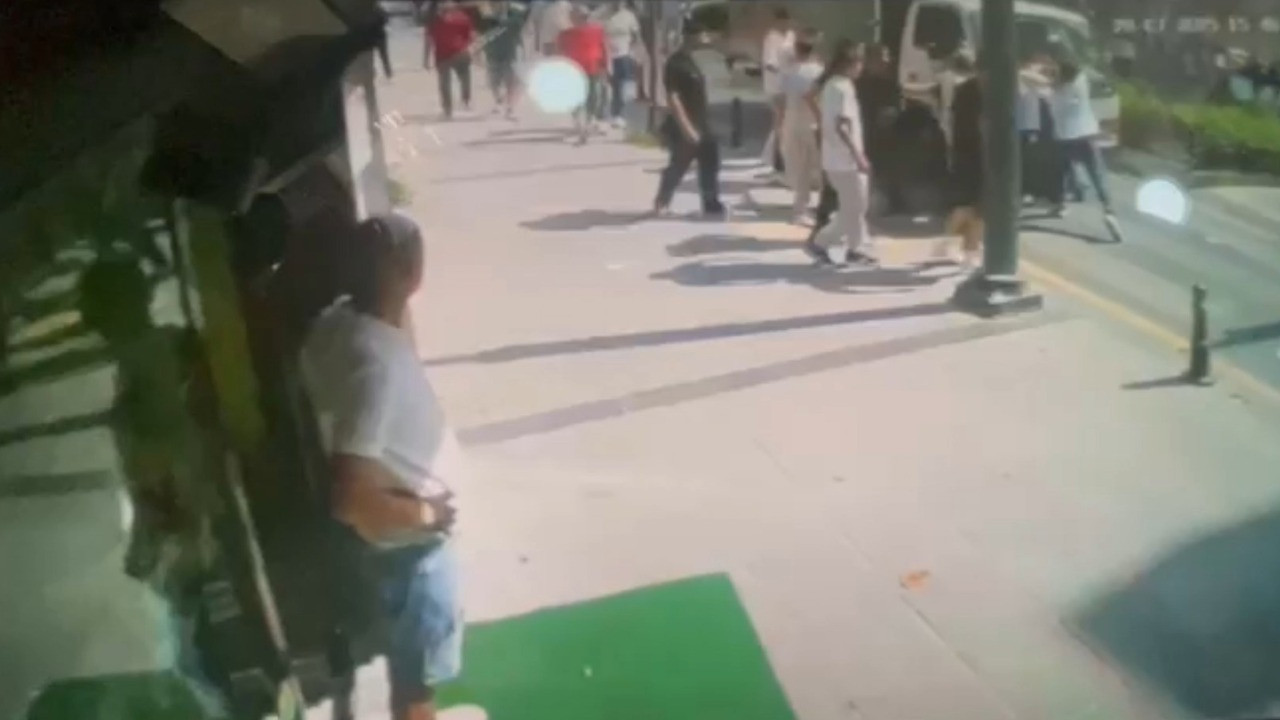 Esnaftan meydan dayağı: Ortalarına alıp yumrukladılar, yerde tekmelediler