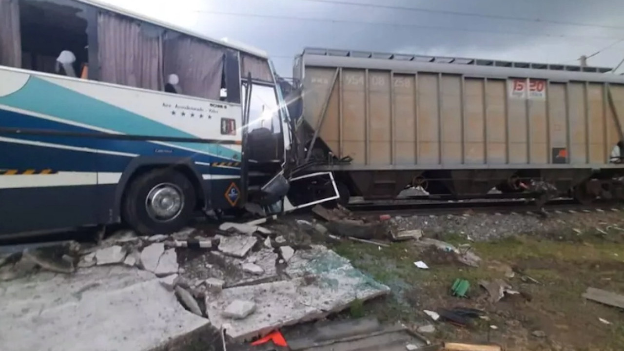 Otobüs ve yük treni çarpıştı: Çok sayıda ölü ve yaralı var