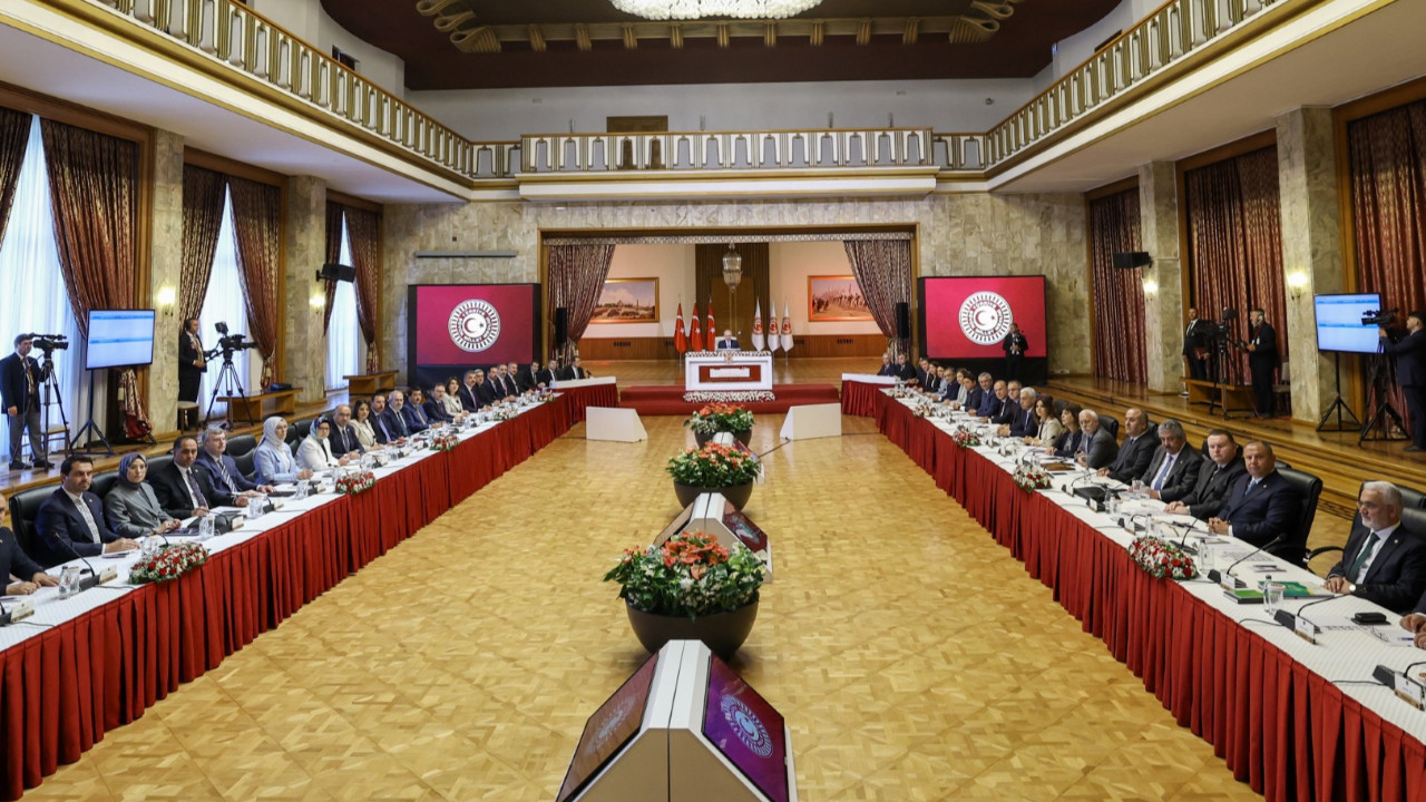 Çözüm süreci komisyonundaki Antorium çiçeği ne anlama geliyor?