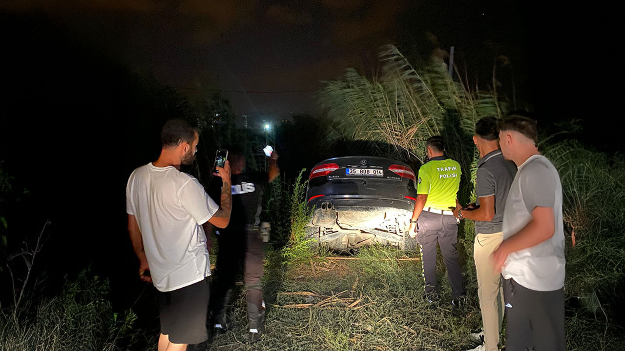 Drift yapan sürücü uyaranları bıçakla tehdit etti; polisten kaçarken dereye düştü