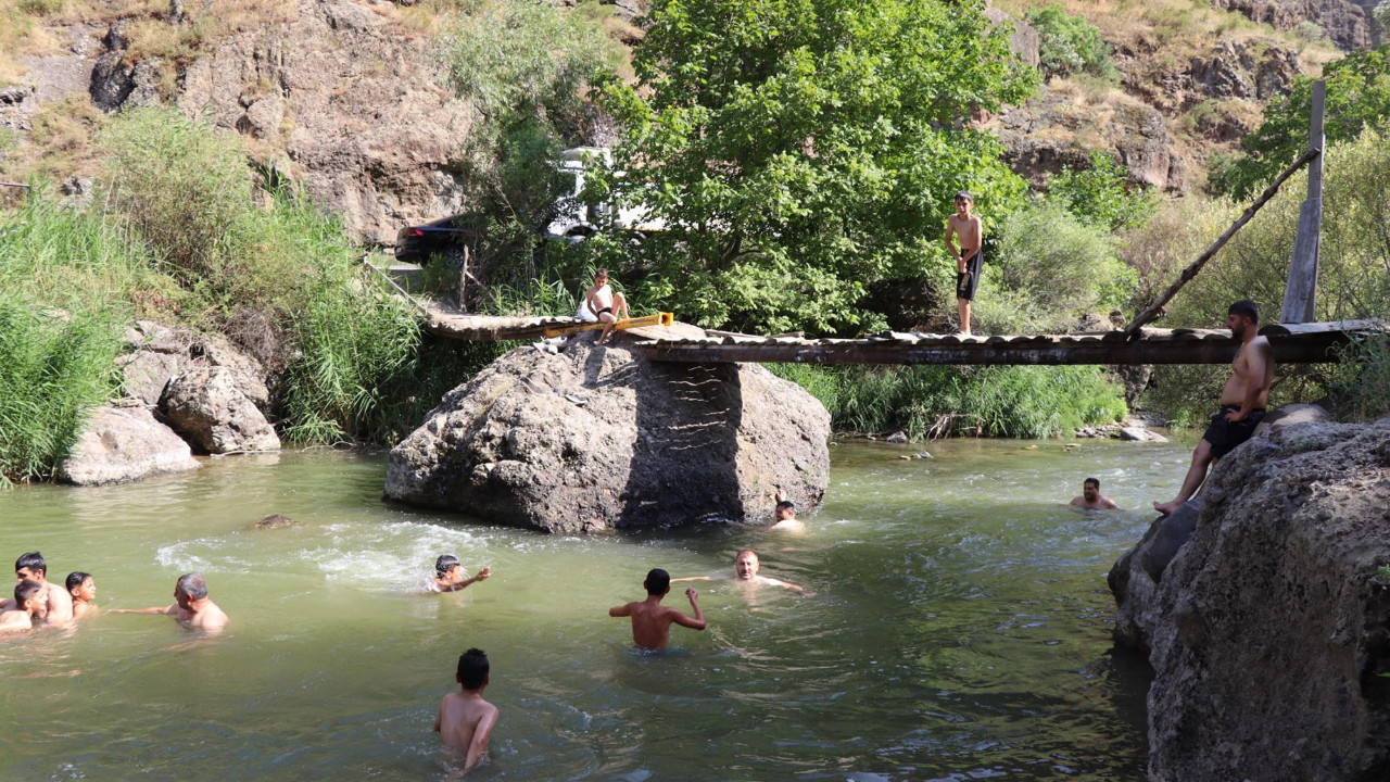 Bu çay harareti gerçekten alıyor: Sıcaktan kaçanlar Lehsor’a akın ediyor