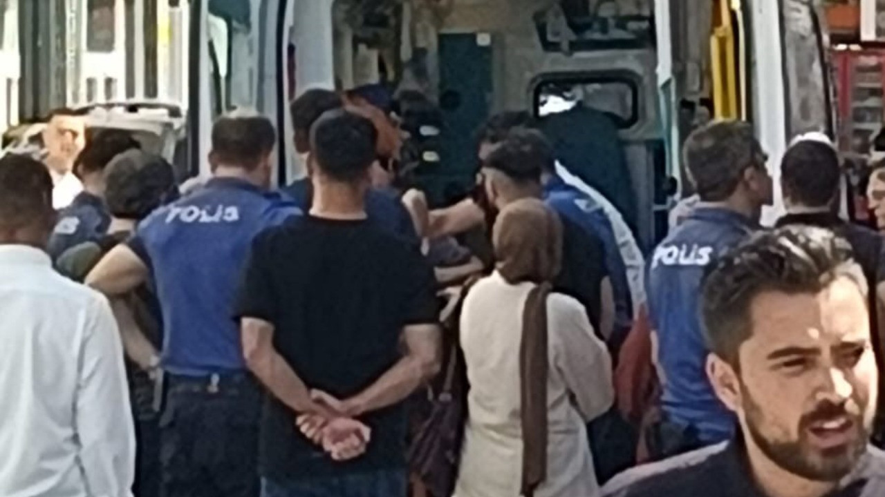 İki kardeş, kaldırımda yürüyen iki kişiyi bıçakladı