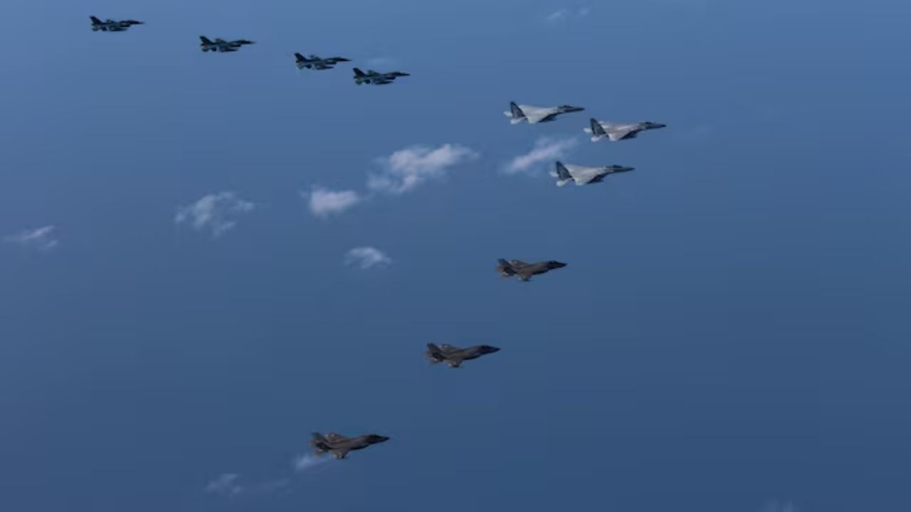 Savaş uçağı okyanusa düştü