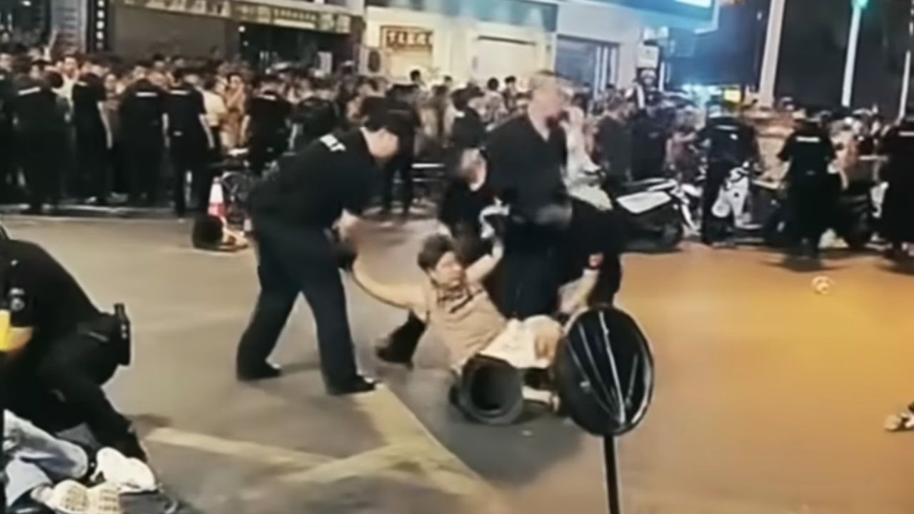 Akran zorbalığı ayaklanmaya yol açtı: Polis protestocuları yerlerde sürükledi