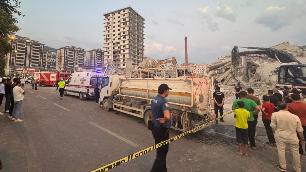 Hasarlı bina, operatörün üzerine devrildi