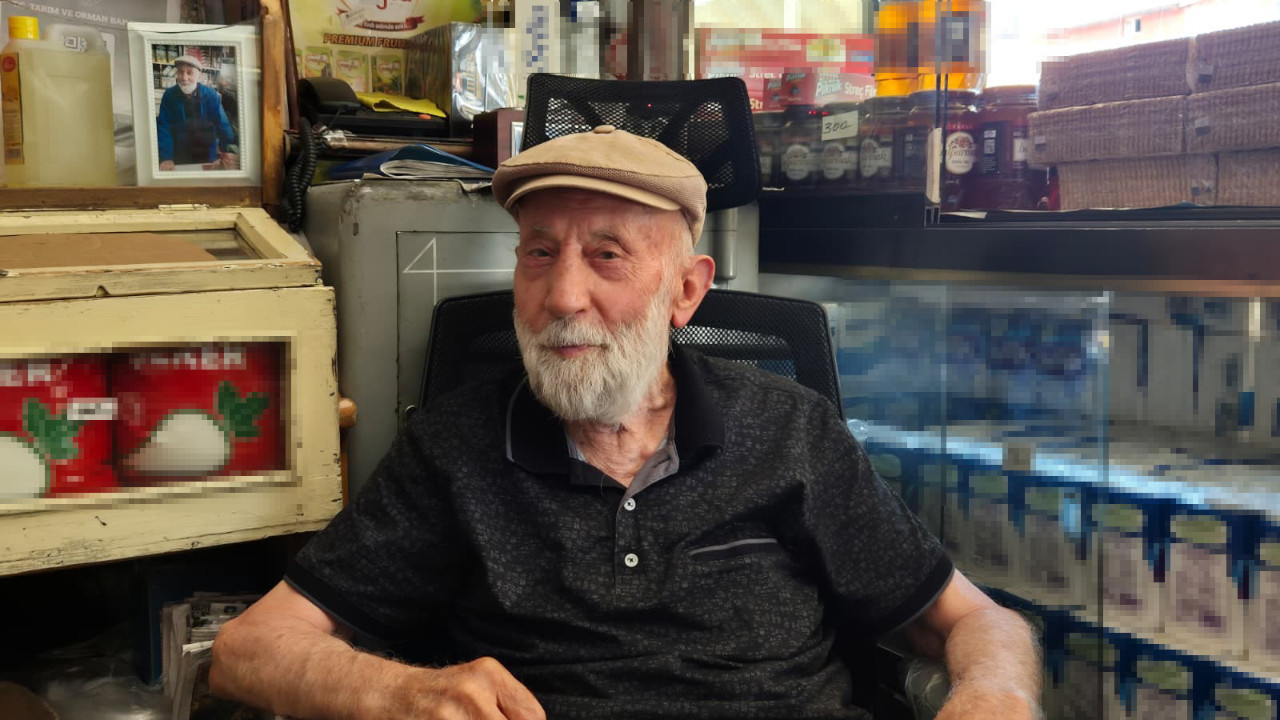 Zaman değişti ama o değişmedi: 76 yıldır aynı dükkânda bakkallık yapıyor