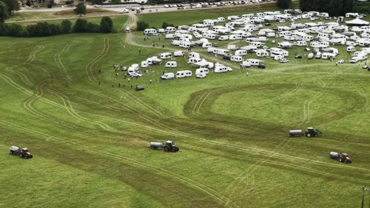 Çiftçiler gezginlerin üzerine dışkı püskürttü