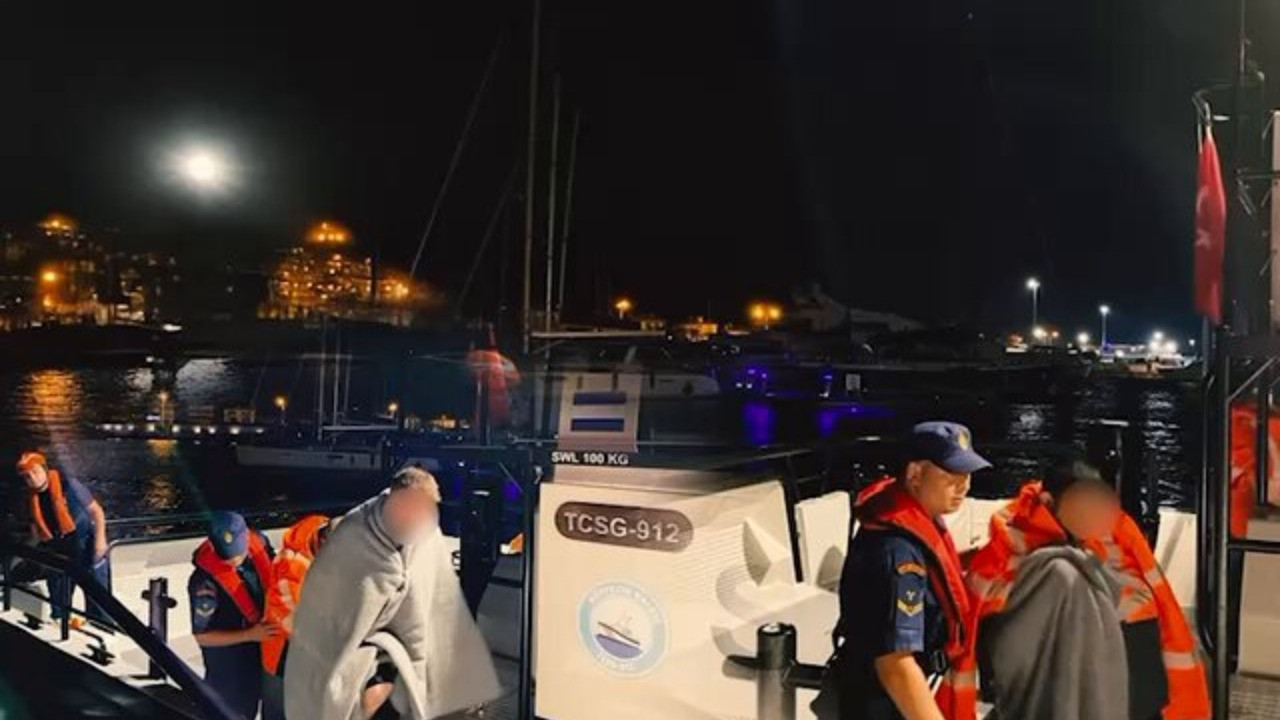 İzmir'de gezi teknesi battı: 3 kişi kurtarıldı