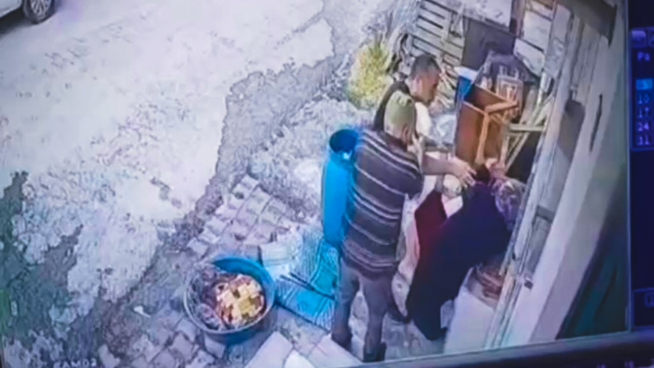Baba - oğul yaşlı kadını bir bidon aldı diye dövdü