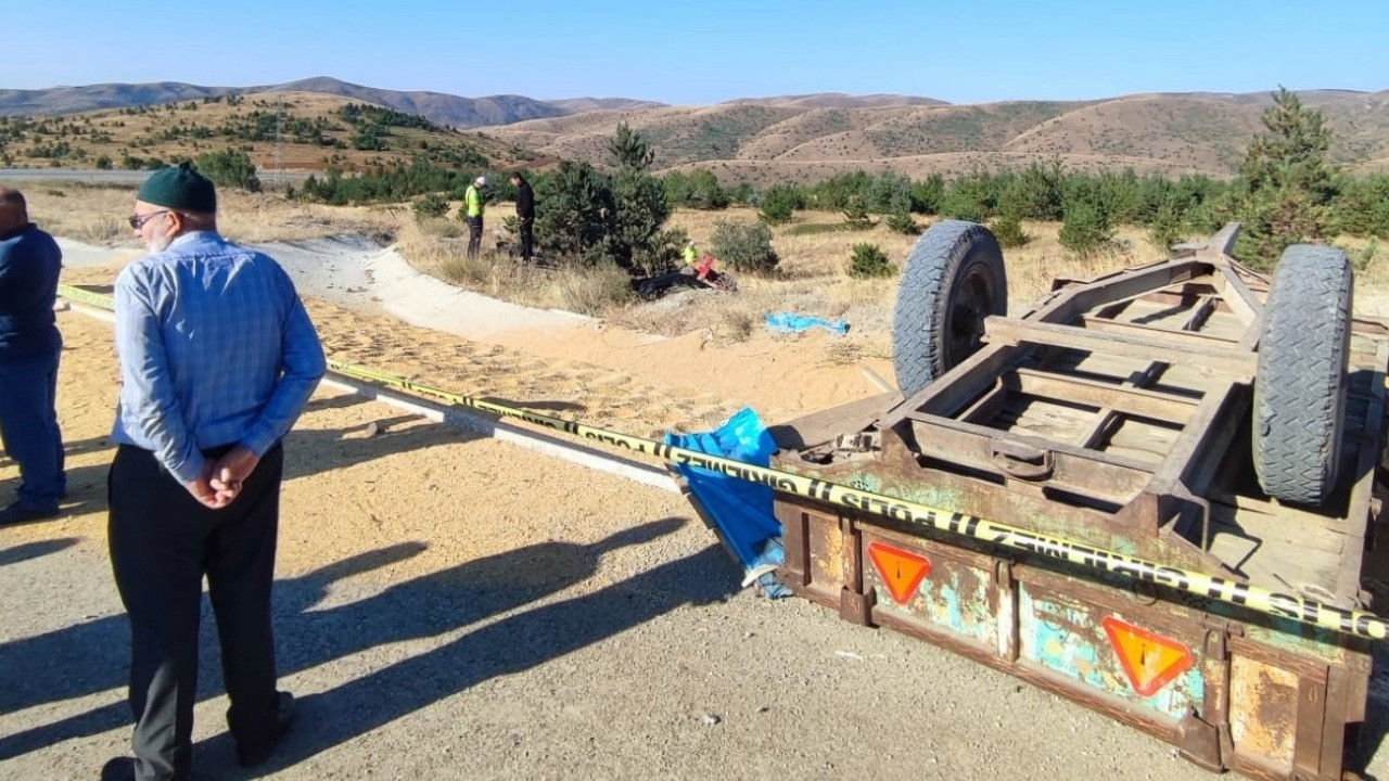 Sivas'ta traktör devrildi: İki ölü