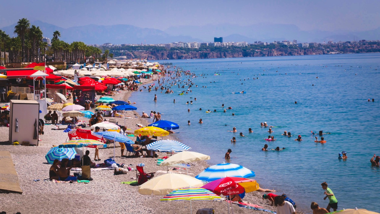 Tatilciler sıcak denizde serinlemeye çalıştı