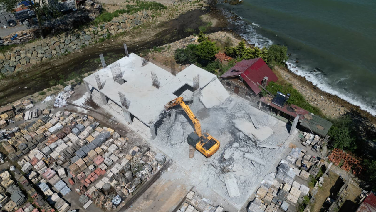 Arsin’de tartışmalı kaçak yapı yıkıldı