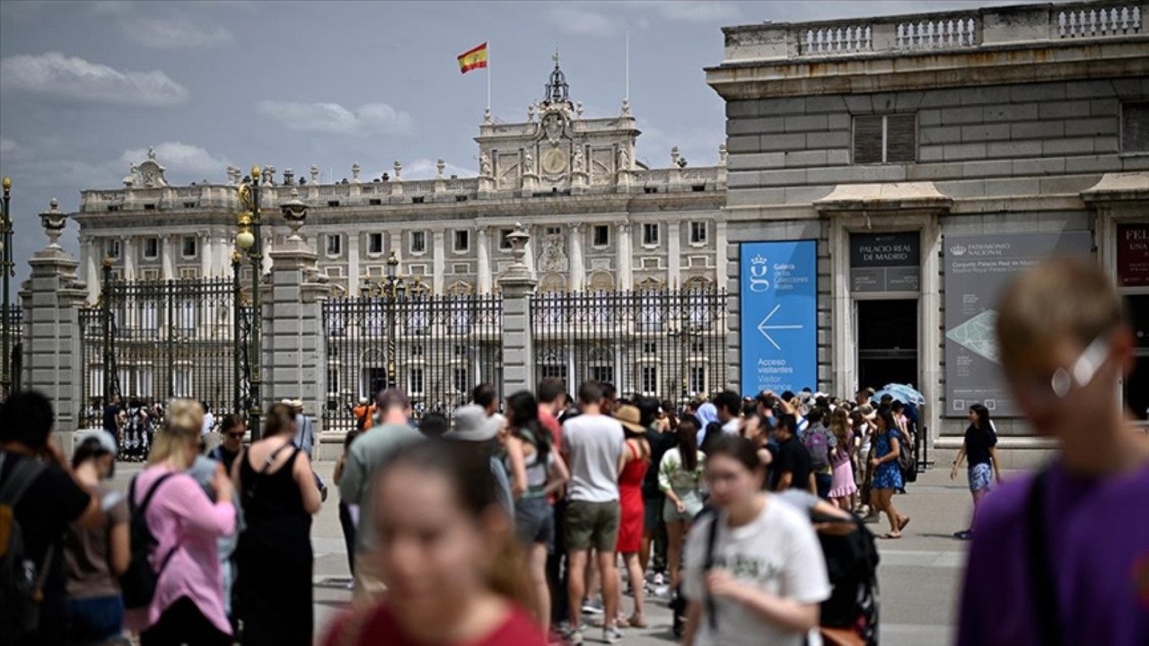 Avrupa ülkesinde 'kamusal alanda namaz' tartışması