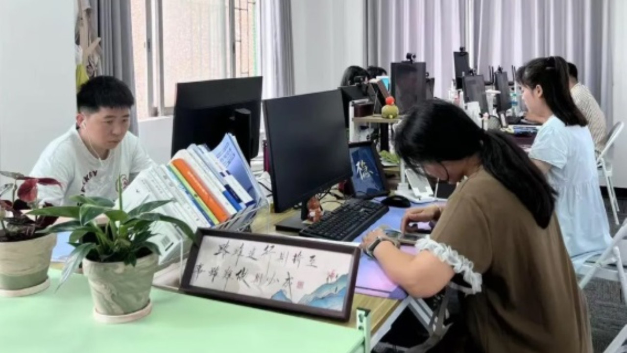 Yeni trend: Genç işsizler para verip çalışıyormuş gibi yapıyor