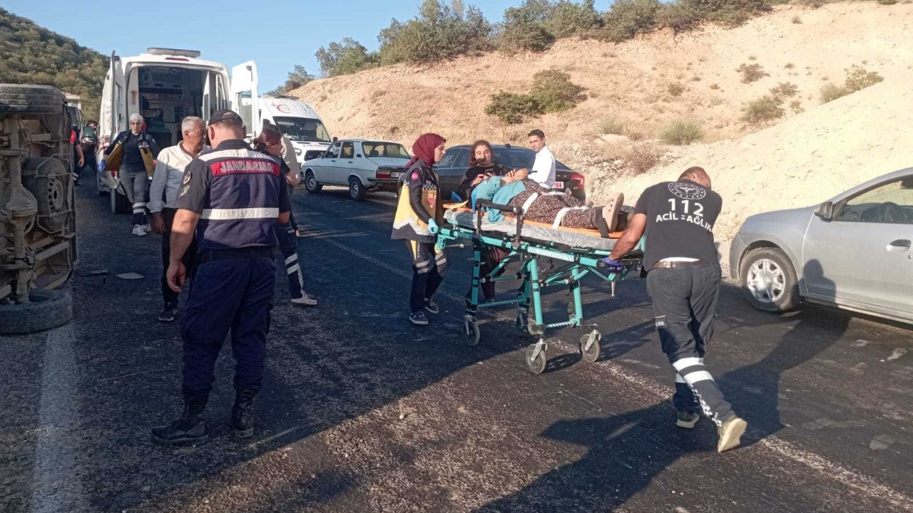 Adıyaman'da tarım işçilerini taşıyan minibüs devrildi: 23 yaralı