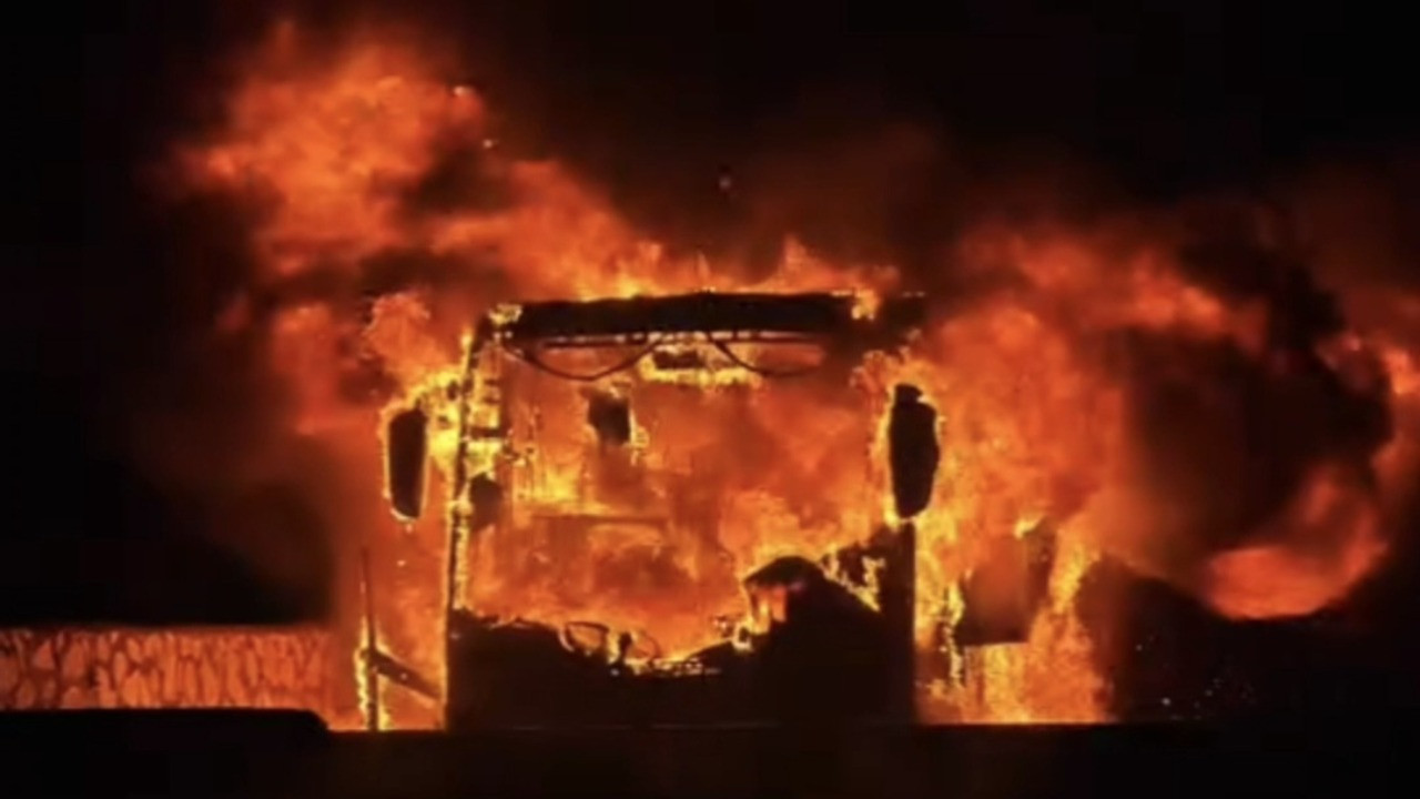 Hatay'da yolcu otobüsü alev alev yandı