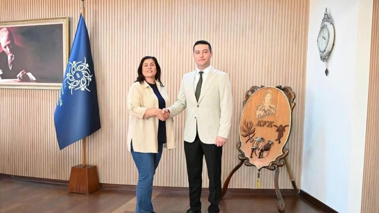 CHP Aydın teşkilatında kaos: 'İstifa ettik', 'Hayır biz görevden aldık'