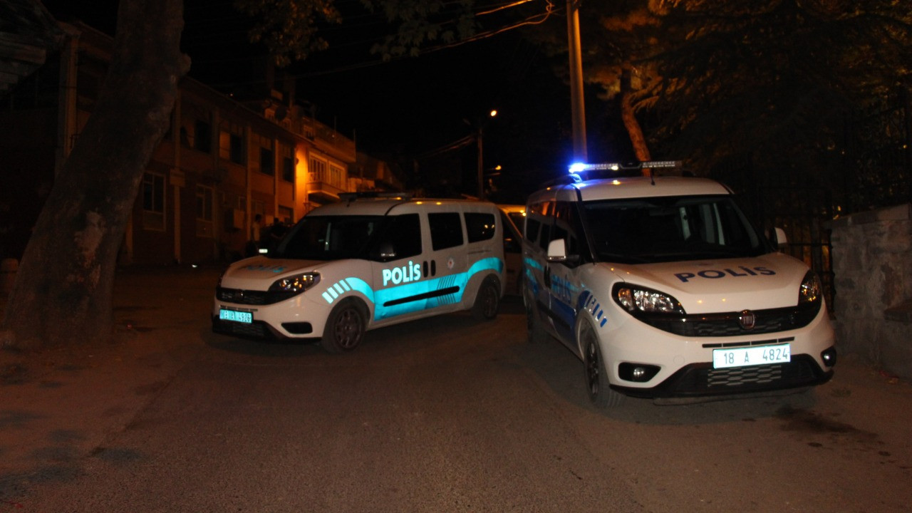 Zabıtalara seyyar satıcılardan bıçaklı saldırı: 2 yaralı, 5 gözaltı