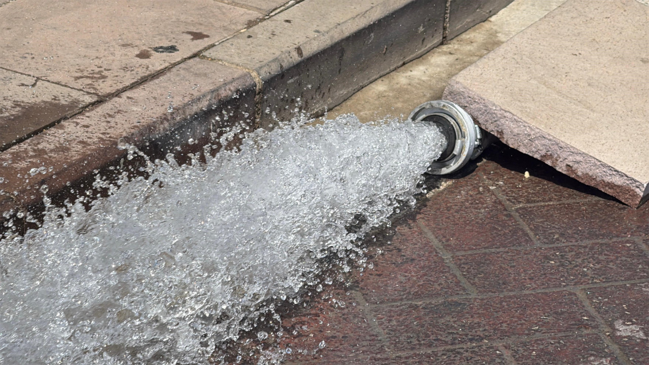 Bodrum’da su hattı patladı, işyeri ve depo sular altında kaldı