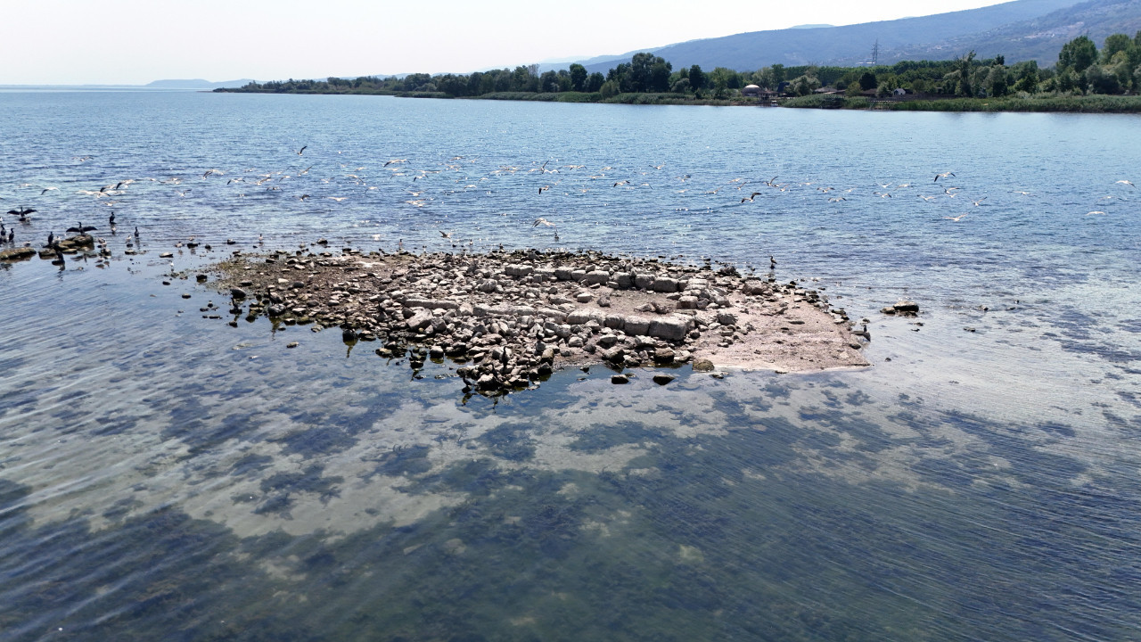 Sular çekilince tarihi kilise ortaya çıktı