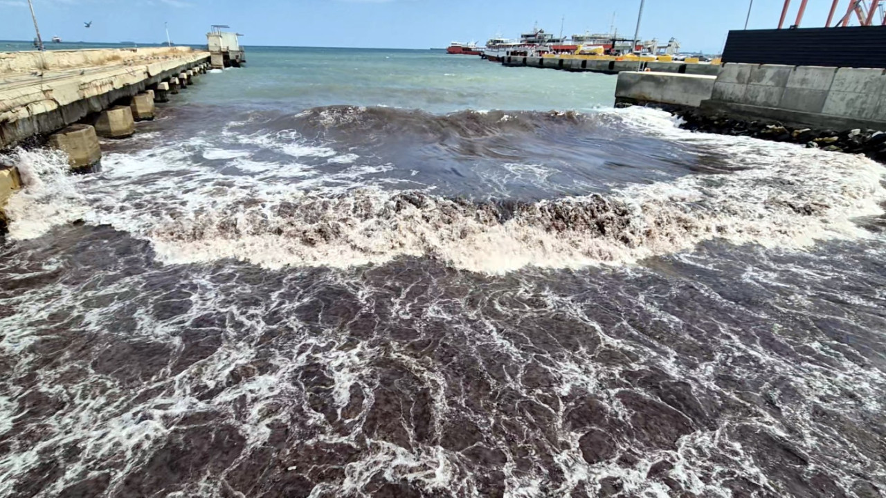 Tekirdağ'da korkutan görüntü: Denizin rengi kırmızıya döndü