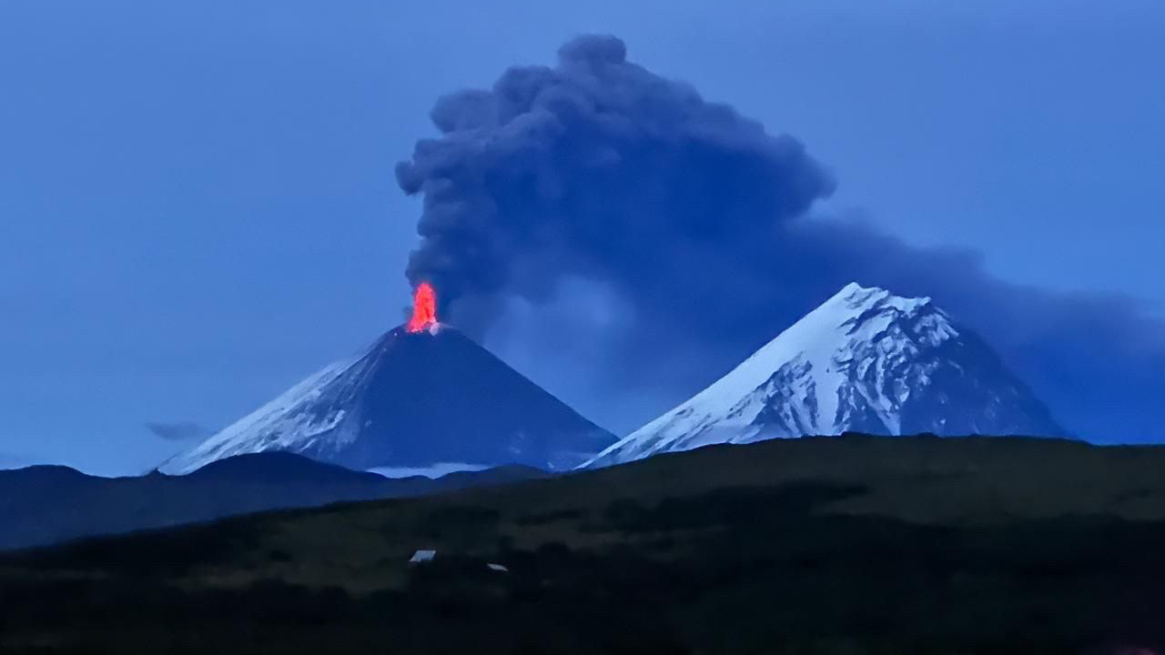 Deprem sonrasında yanardağ faaliyete geçti