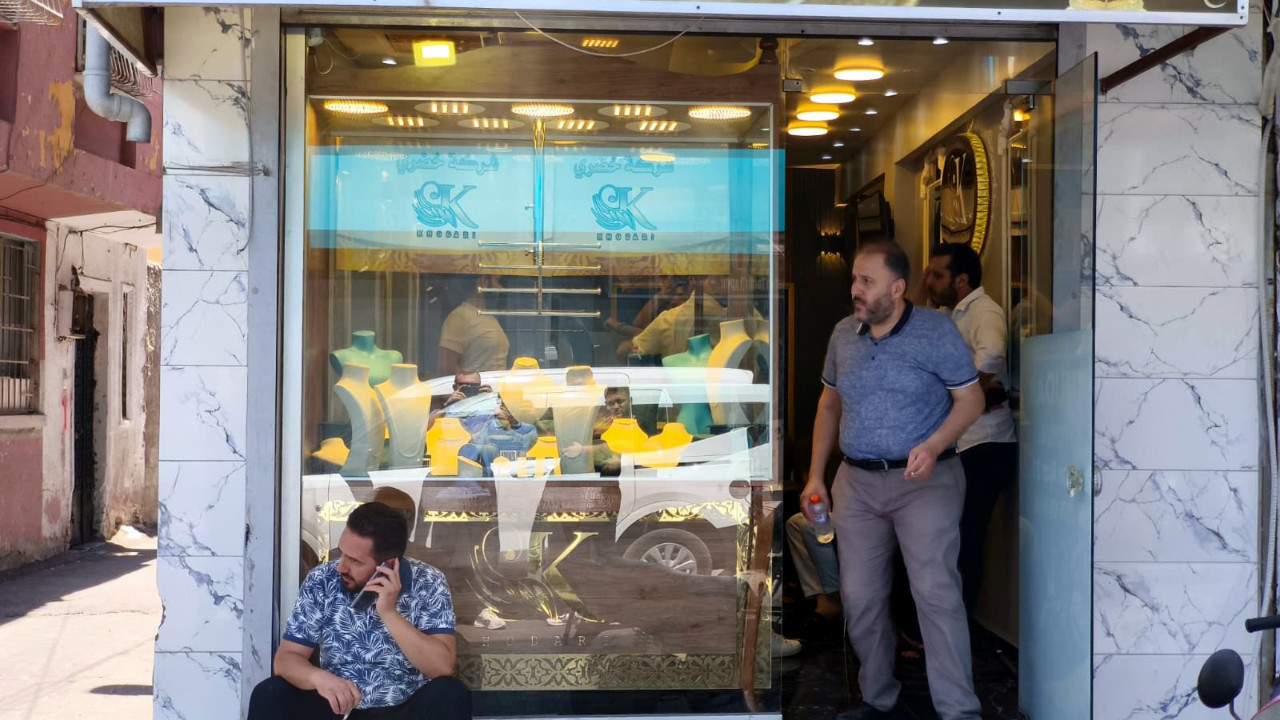 Kuyumcuları vurup 1 kilo altın çaldı