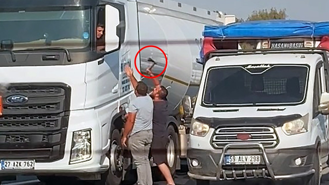 Otoyolda tartıştığı TIR'ın sürücüsüne balta sallayıp, tehdit etti