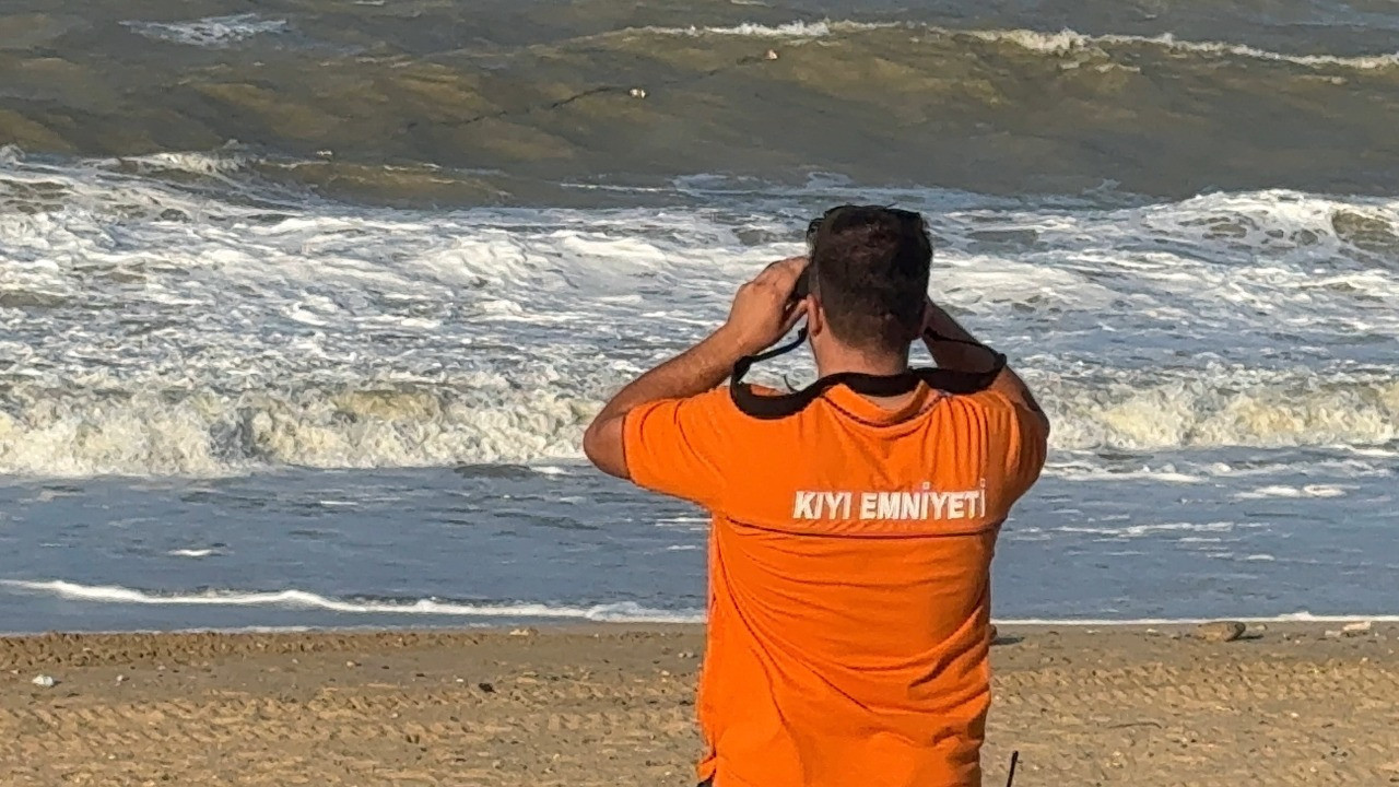 Yasağa rağmen denize girdi canından oldu