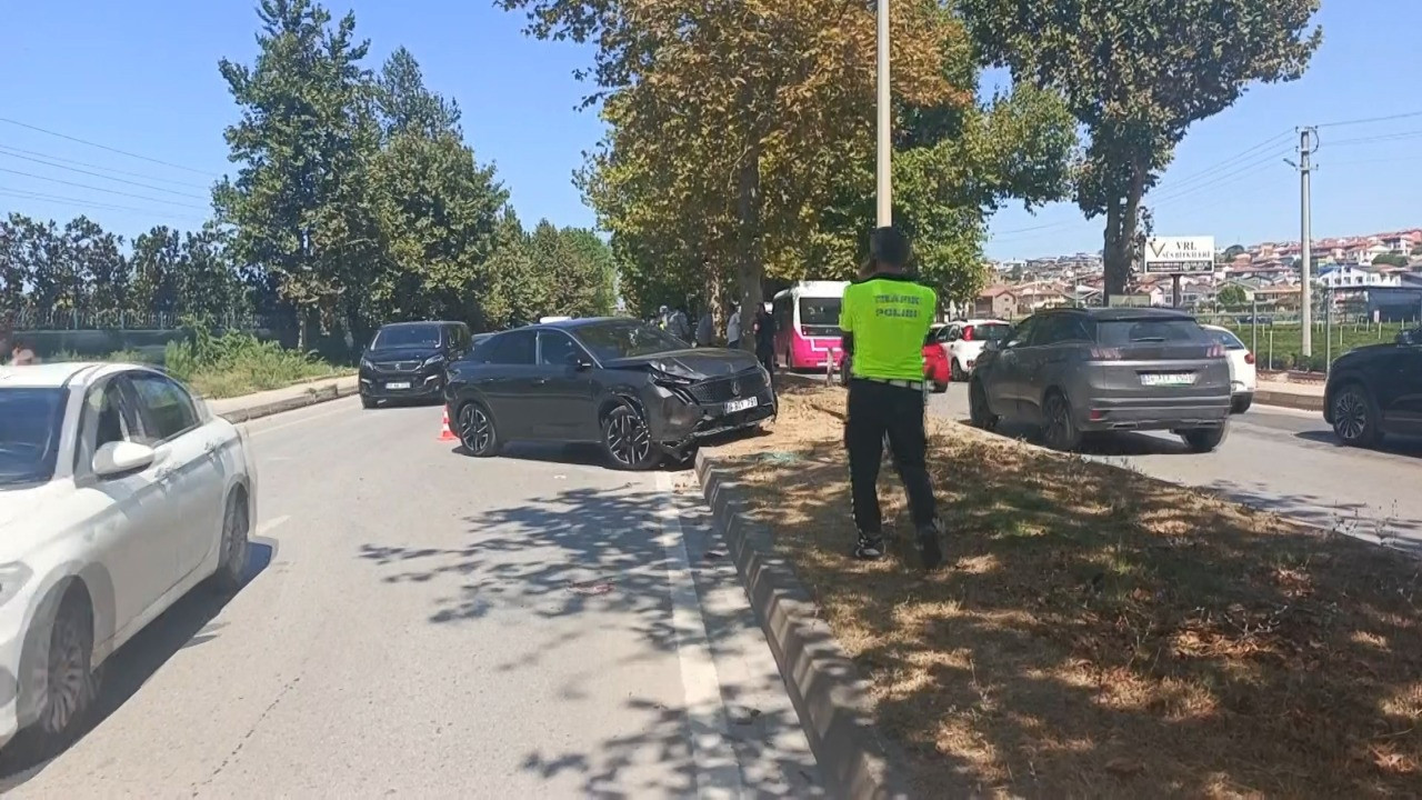 Kilometrelerce araç kuyruğu oluştu, yüzlerce öğrenci sınava geç kaldı