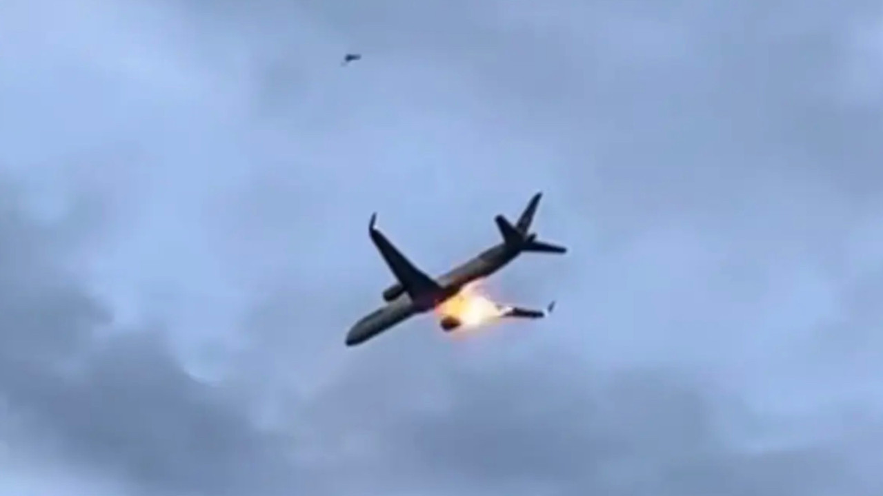 Havada panik: Uçağın motoru patladı