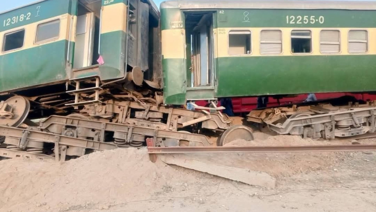 Pakistan’da tren kazası: Ölü ve yaralılar var