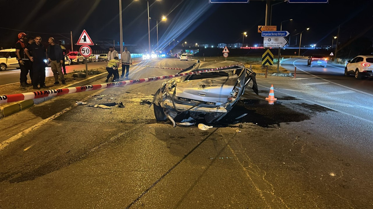 Araba kağıt gibi ezildi: 1 ölü, 1 yaralı