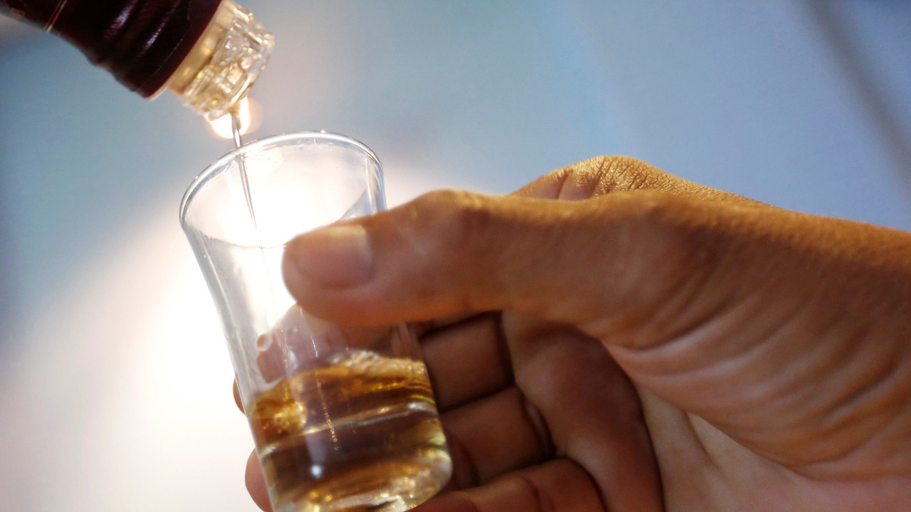 Bedava verilen içkiyi içti, kör oldu