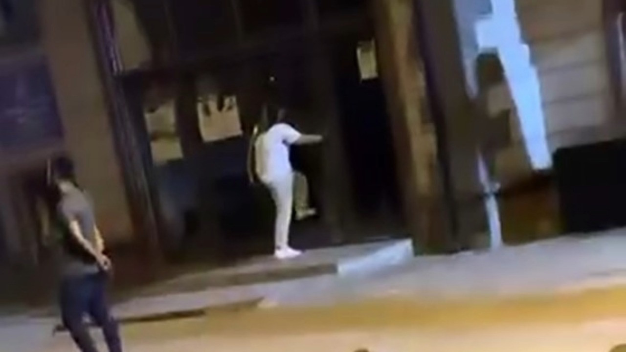 Boşanma aşamasındaki kadın camii kapısını kırıp mahalleyi ayağa kaldırdı