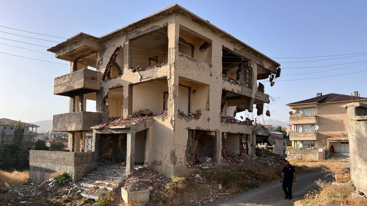 Harabe bina yıkılmak üzere: Mahalleli tedirgin