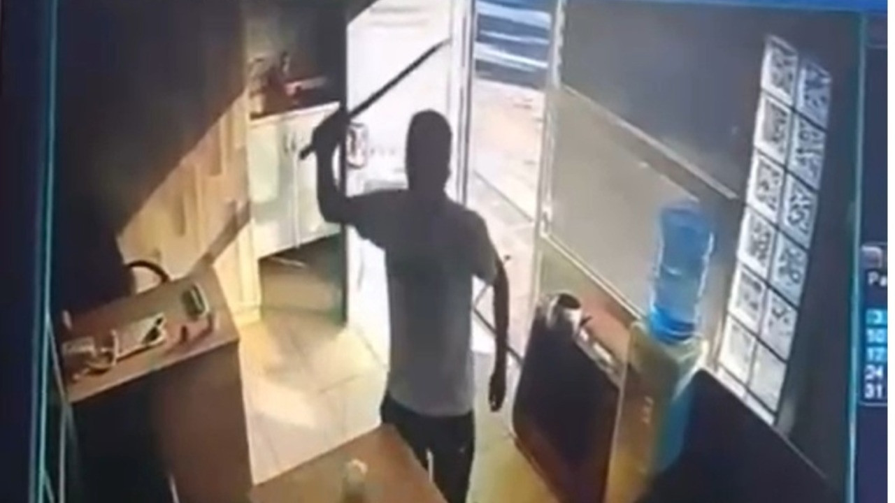 Taksi durağındaki görevliye kılıçla saldırdı