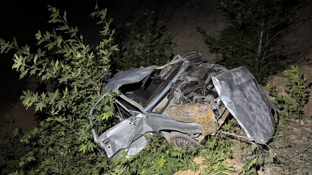 Uçuruma yuvarlanan araçtaki 5 kişi öldü