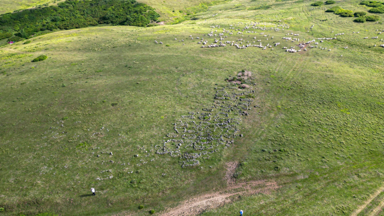 639 yıllık mezarlık köylülerin hayvanlarına tuz taşı oldu