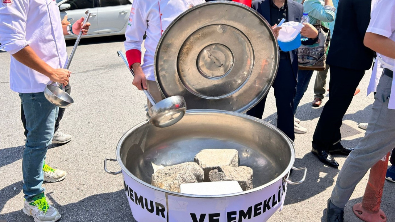 Memurlar bakanlık önünde kazanda taş kaynattı