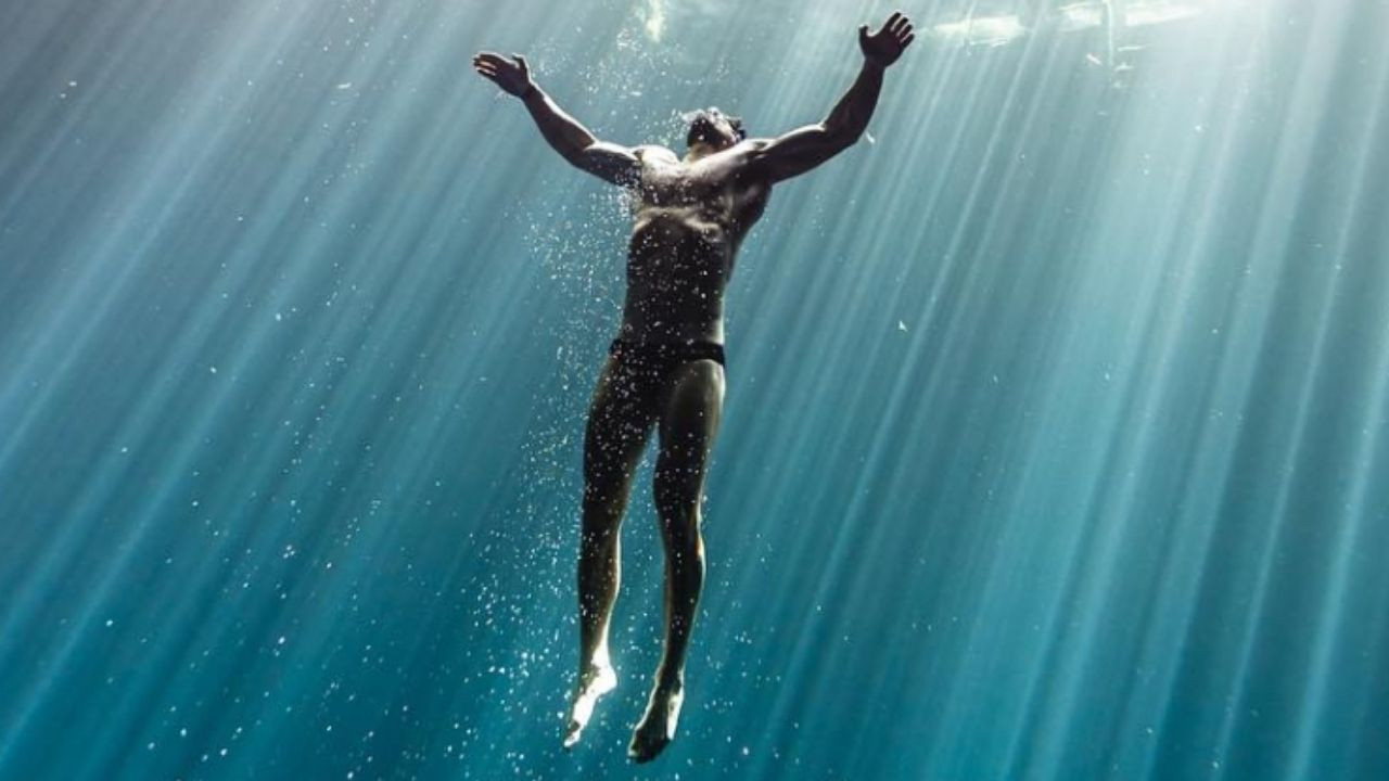 Suyun altında nefesini 29 dakika tutarak rekor kırdı