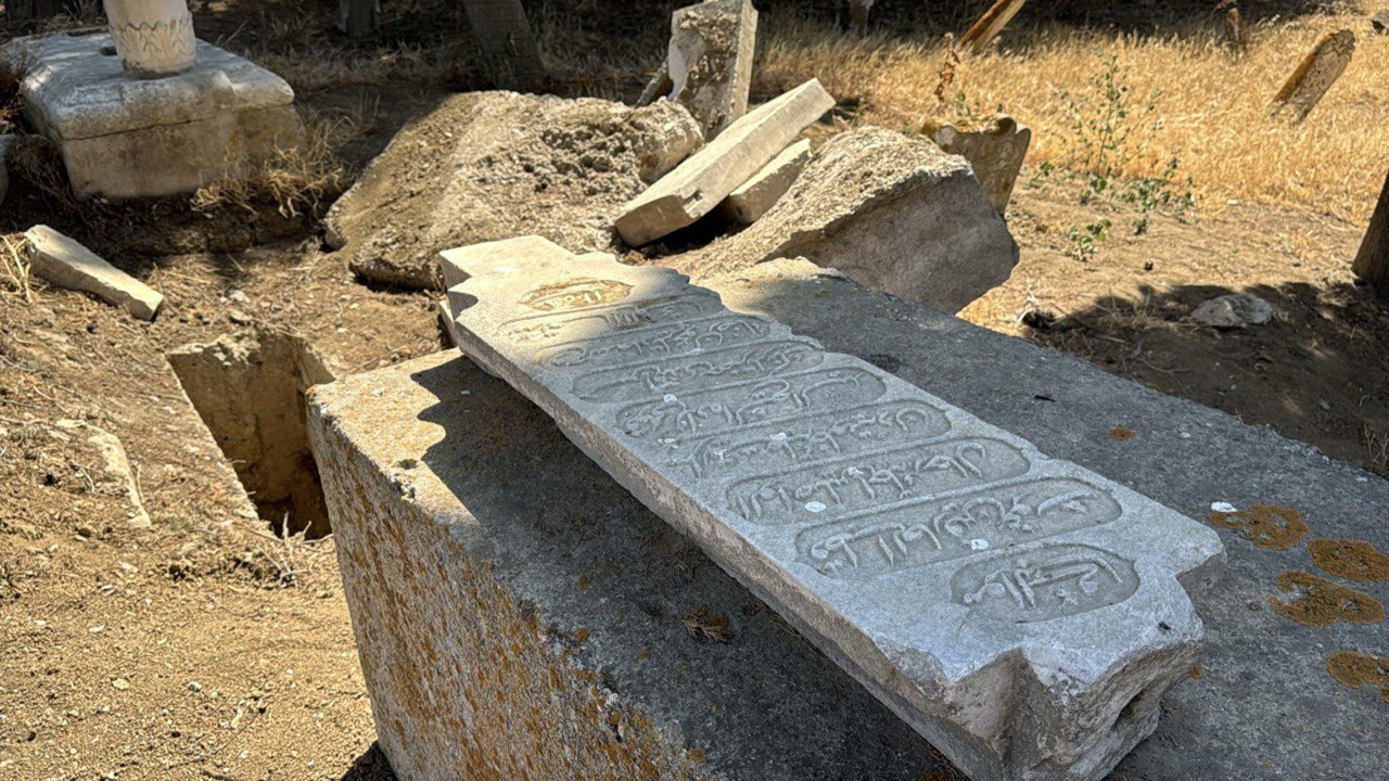 Tarihi mezar defineciler tarafından tahrip edildi