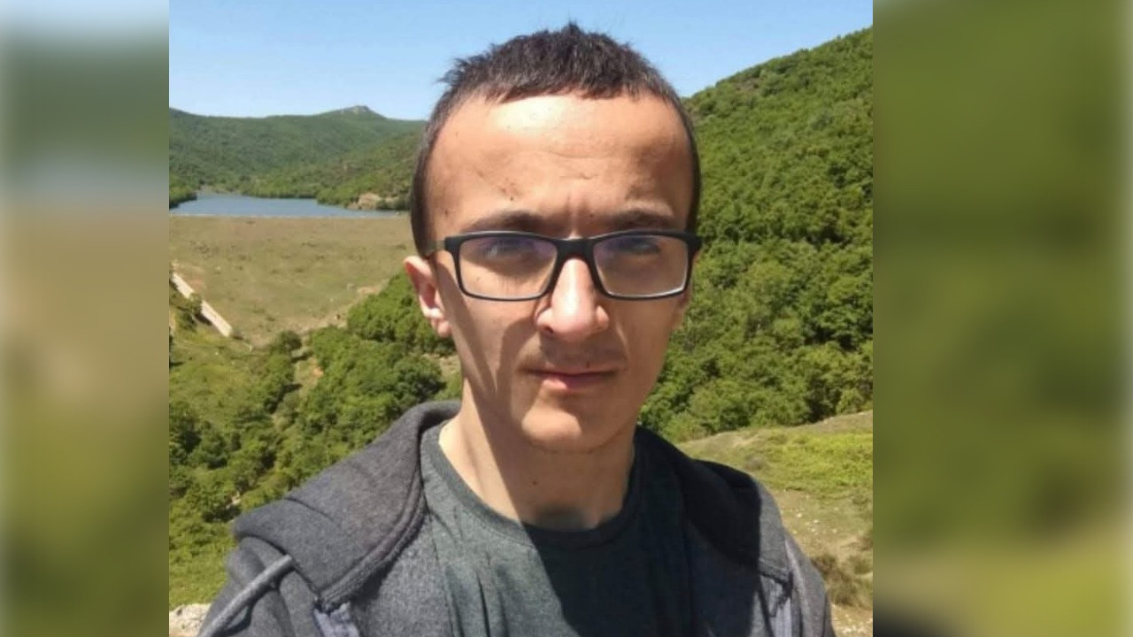 Başı kanepeye sıkışmış halde ölü bulundu