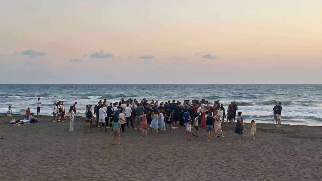 Hatay’da dalgalarla açığa sürüklenen genç boğuldu