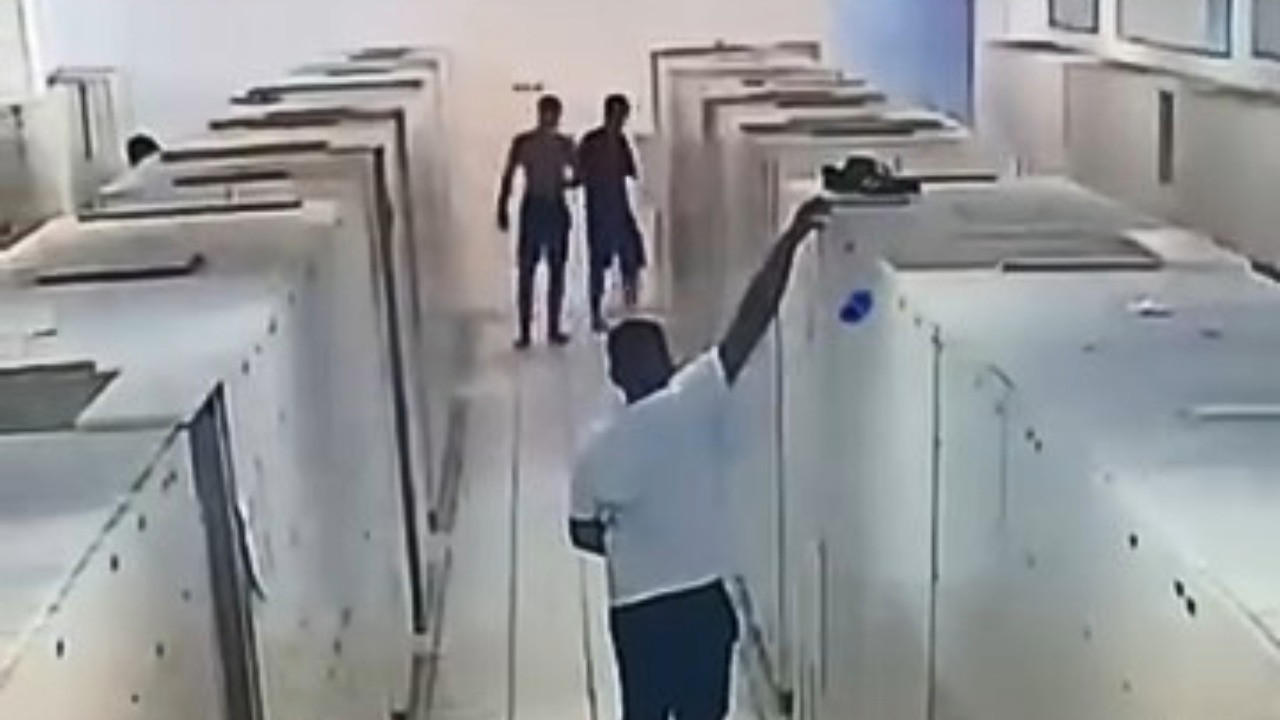 Hırsızlığın böylesi: Dolabı zorla kırıp çaldı