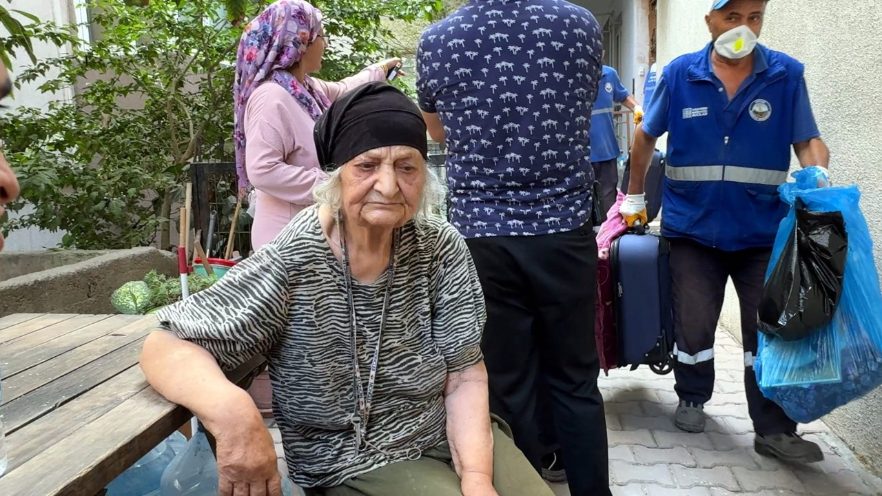 Avcılar'da çöp evden 12 kamyonet eşya çıktı