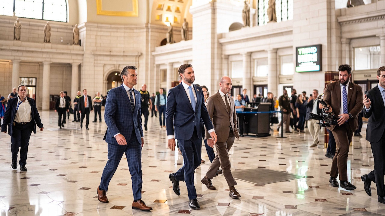 Başkan Yardımcısı ve Savunma Bakanı'na protesto