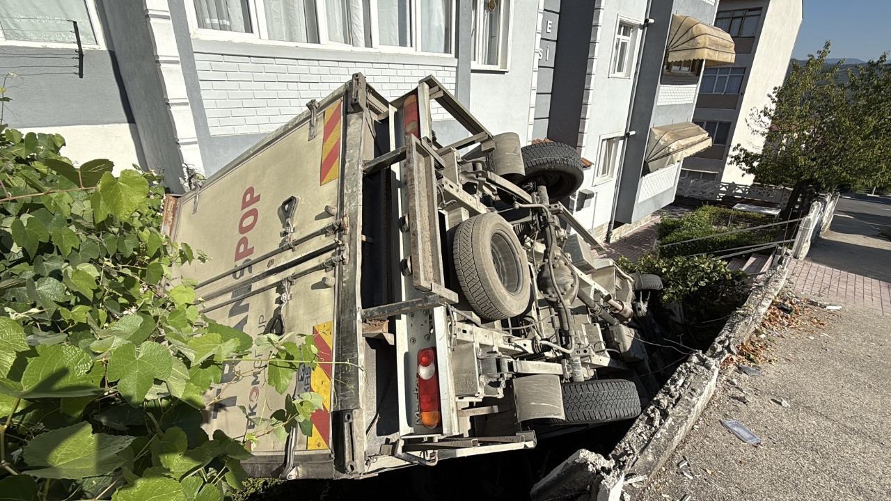 Freni boşalan kamyonet apartmanın bahçesine düştü