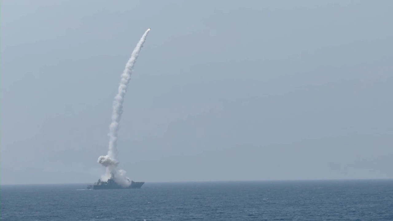 Rus donanmasından gövde gösterisi: Füze fırlattılar