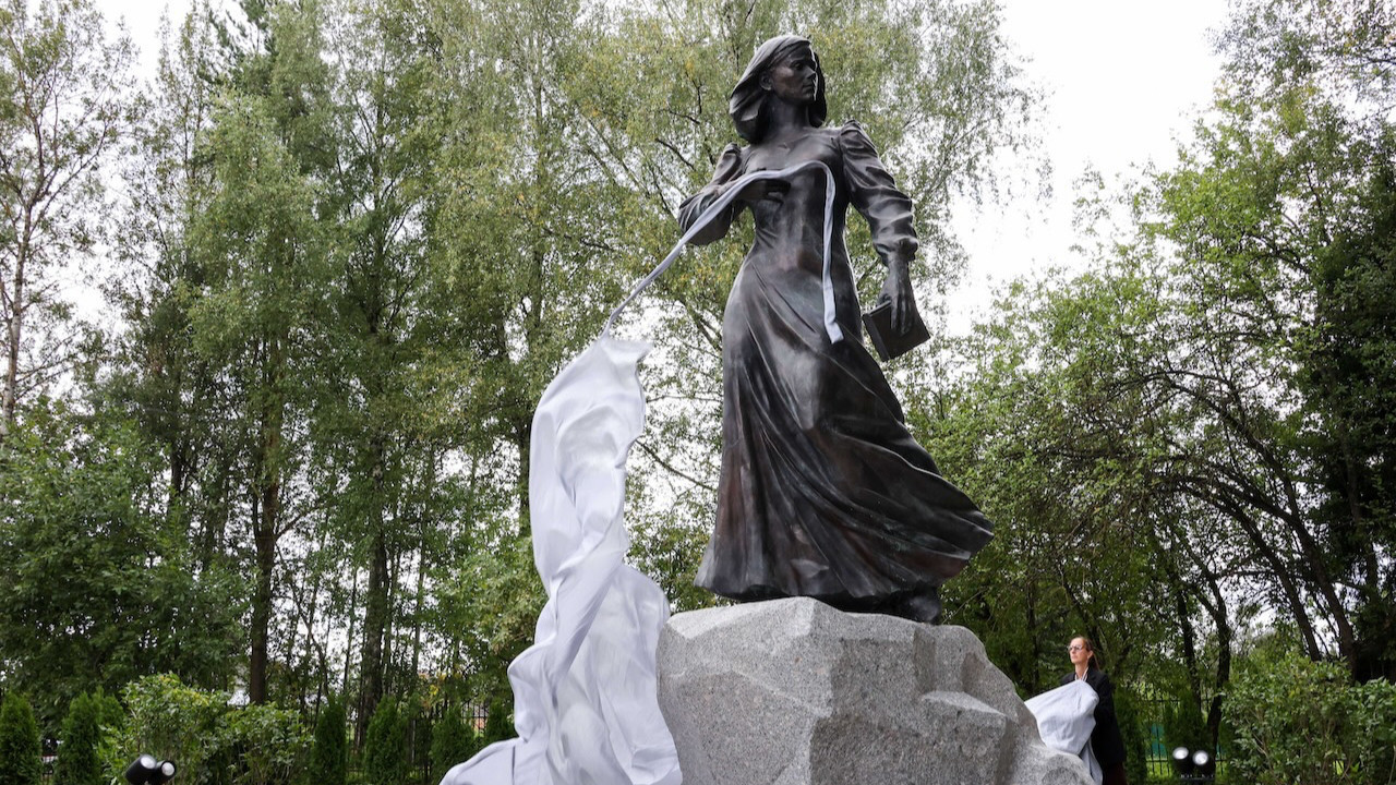 Suikaste kurban giden gazeteciye 3.5 metrelik anıt heykel